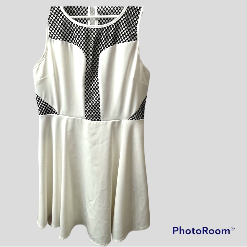 Forever 21 black and white dress size M used like new.